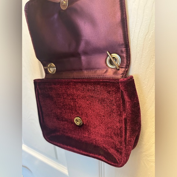 Faux velvet purse with chain strap - Picture 3 of 4